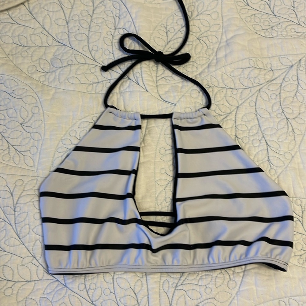 NWOT Sultry Swim Keyhole Bikini Top ~ Medium